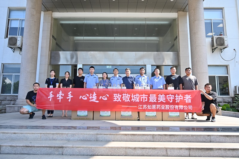 手牵手心连心，致敬城市最美守护者